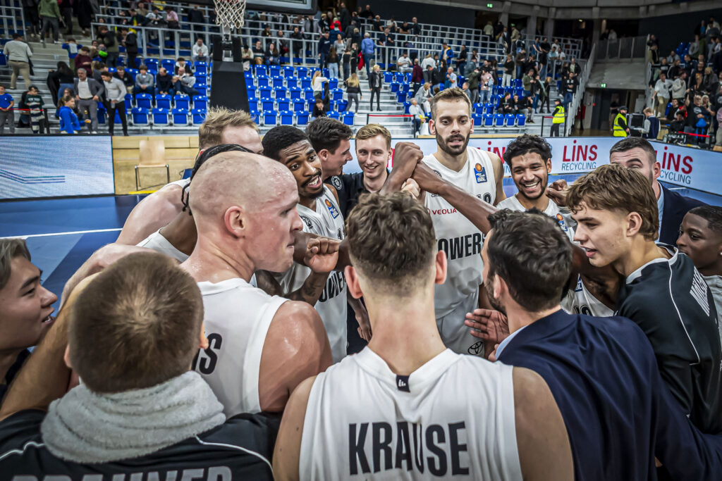 Team Huddle nach Sieg in Heidelberg
