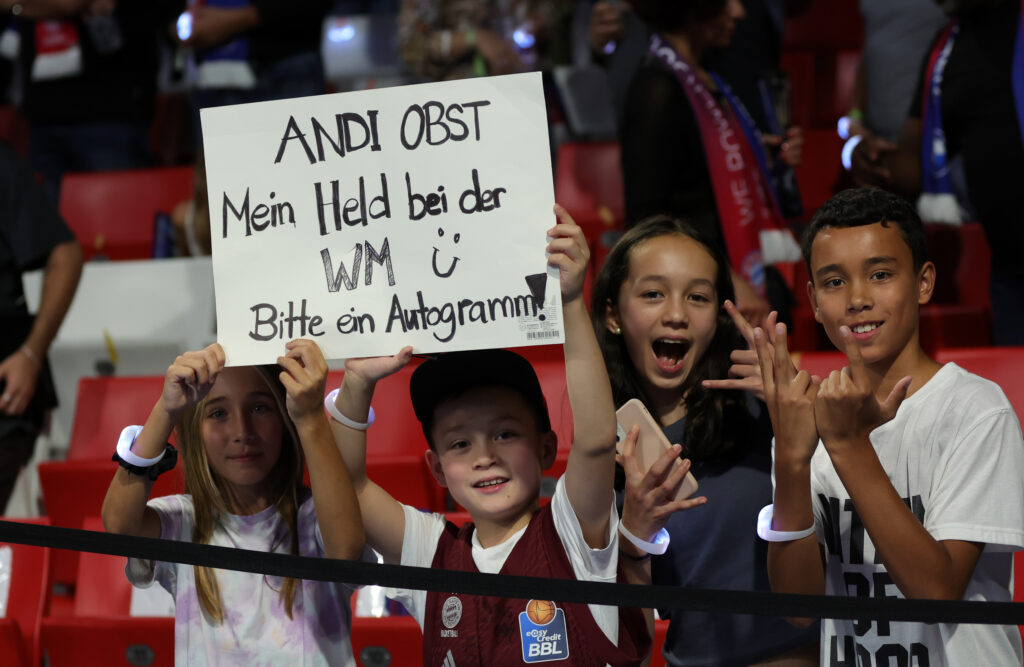 Kinder (Fans) in München mit Schild