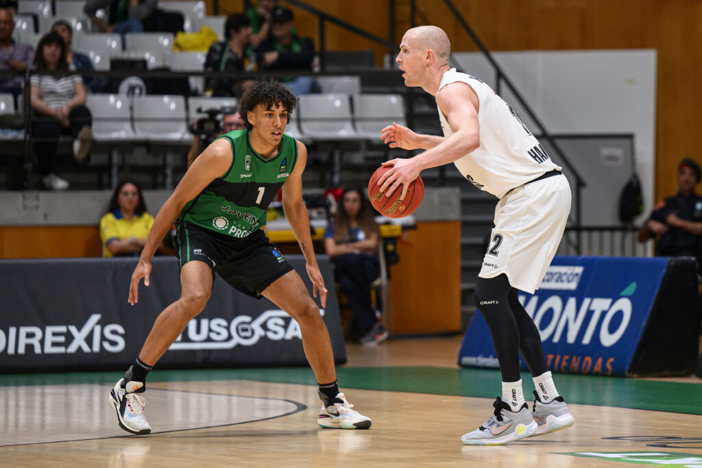 SEth Hinrichs Spielaufbau in Badalona