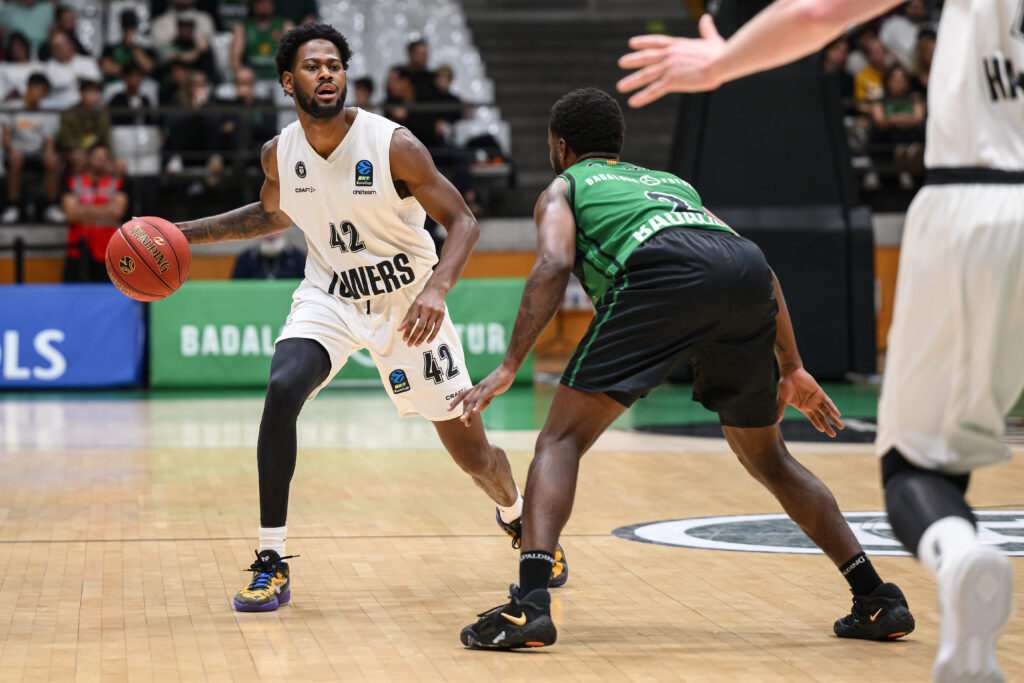 Aljami Durham Dribbling in Badalona