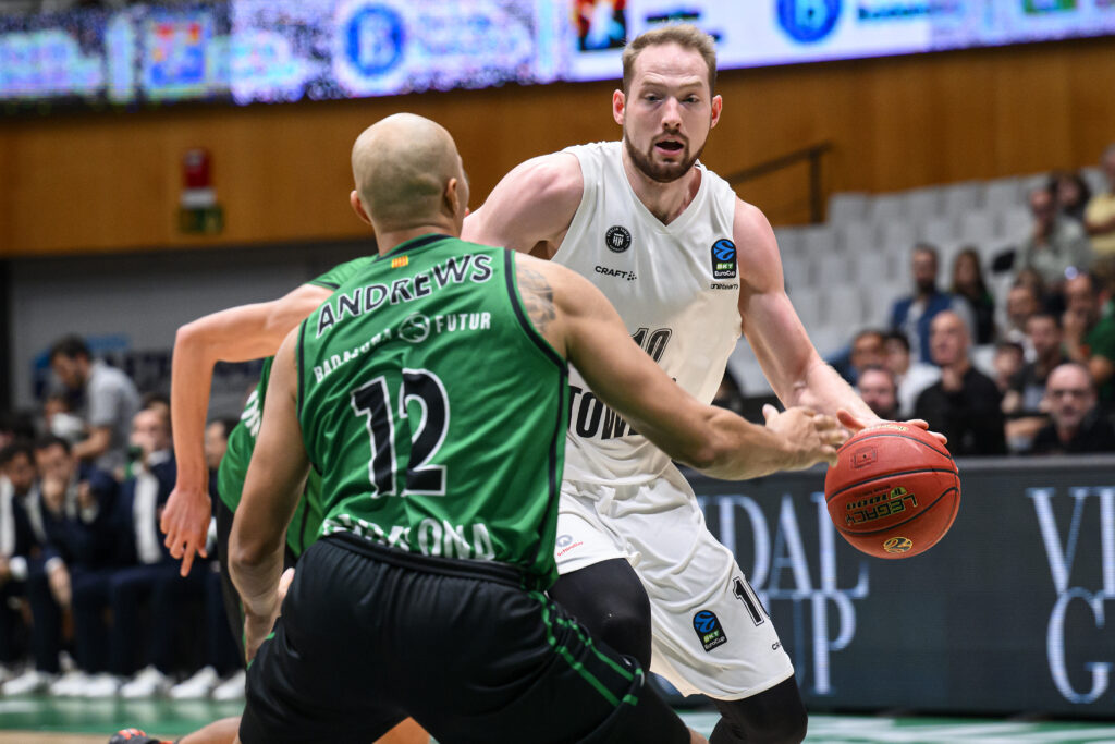 Aleksander Dziewa im Duell in Badalona