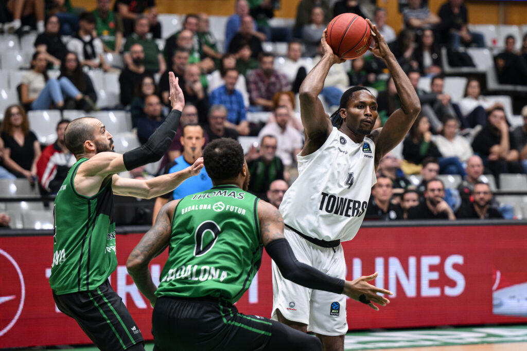 Camron Reece sucht Anspielstation in Badalona