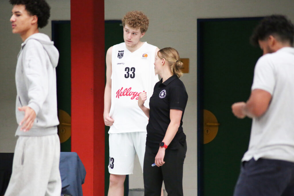 NBBL Trainerin Constanze Wegner im Gespräch mit Mika Tangermann