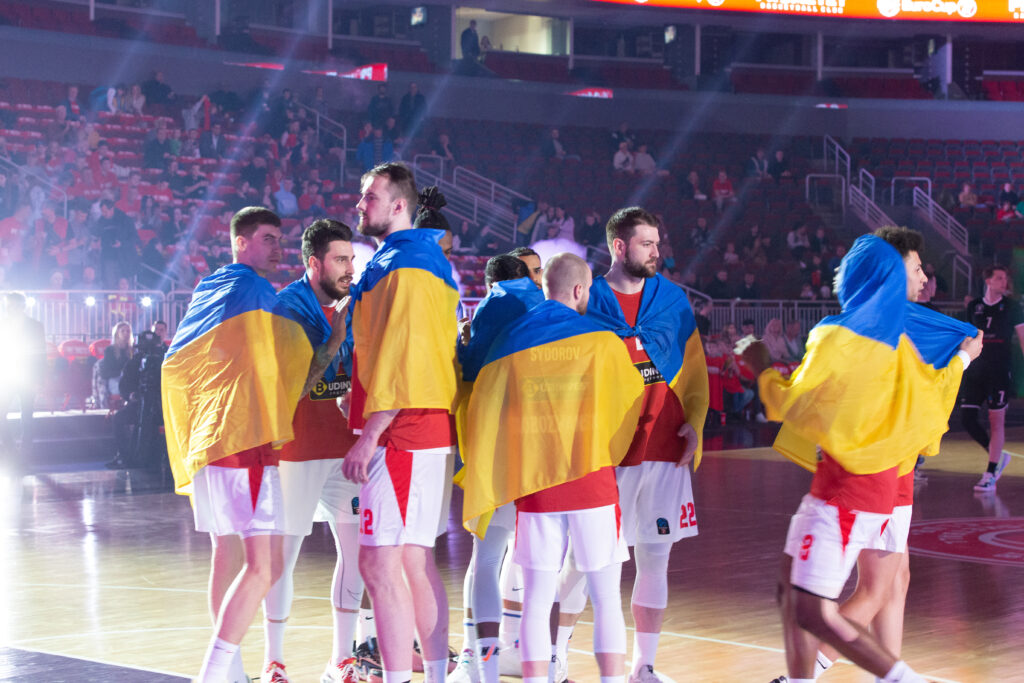 Prometey Slobozhanske mit Ukraine Flaggen Playoff-Achtelfinale 22/23
