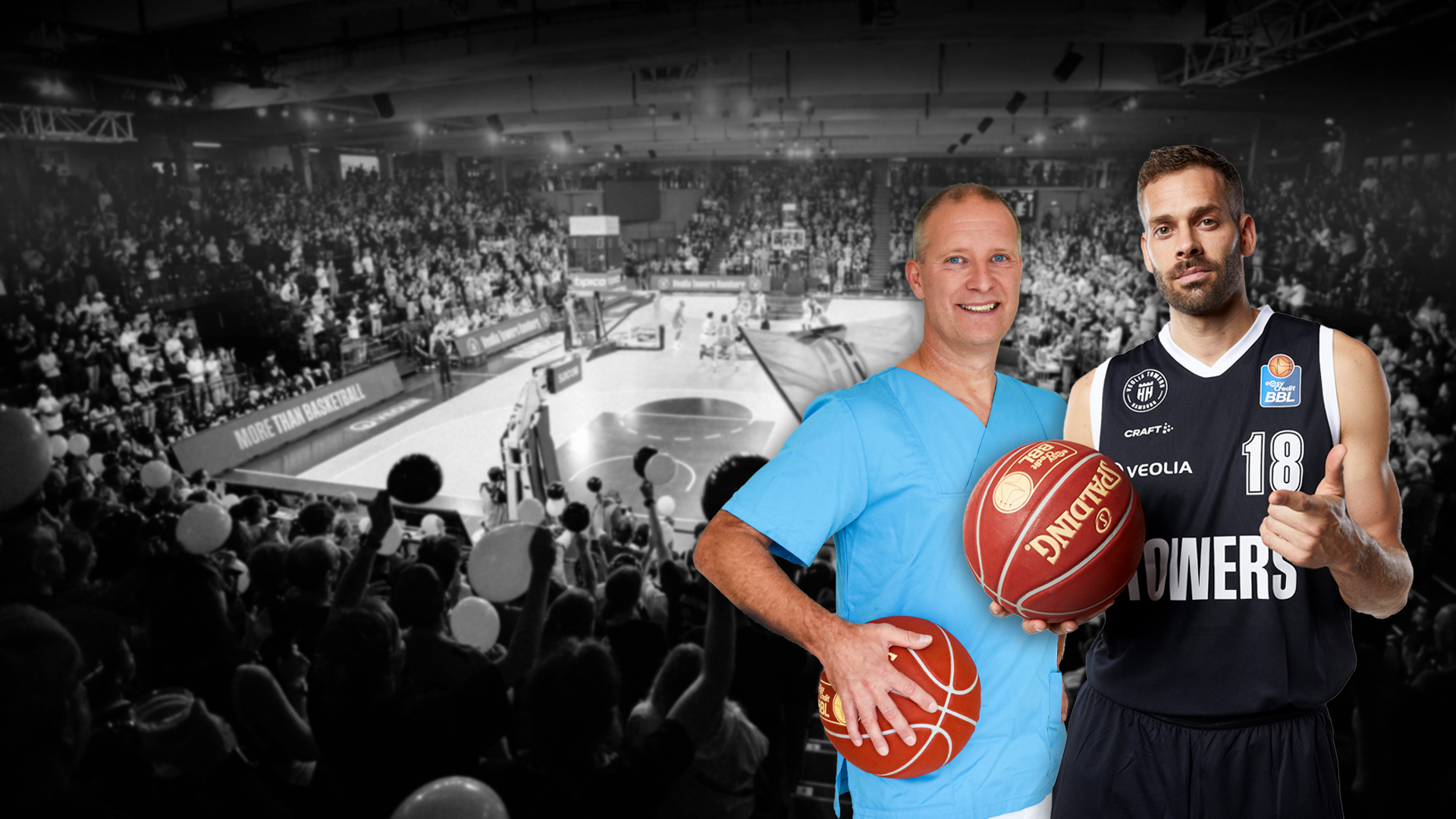 Zwei Männer vor einer vollen Basketballarena, einer trägt ein blaues T-Shirt und hält einen Basketball, der andere trägt ein schwarzes Trikot mit der Nummer 18 und hält ebenfalls einen Basketball.
