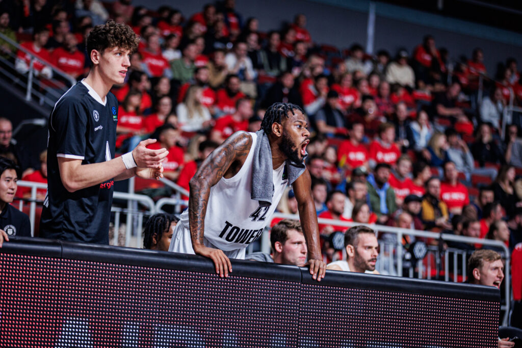 Aljami Durham feiert von der Bank an bei Prometey Slobozhanske