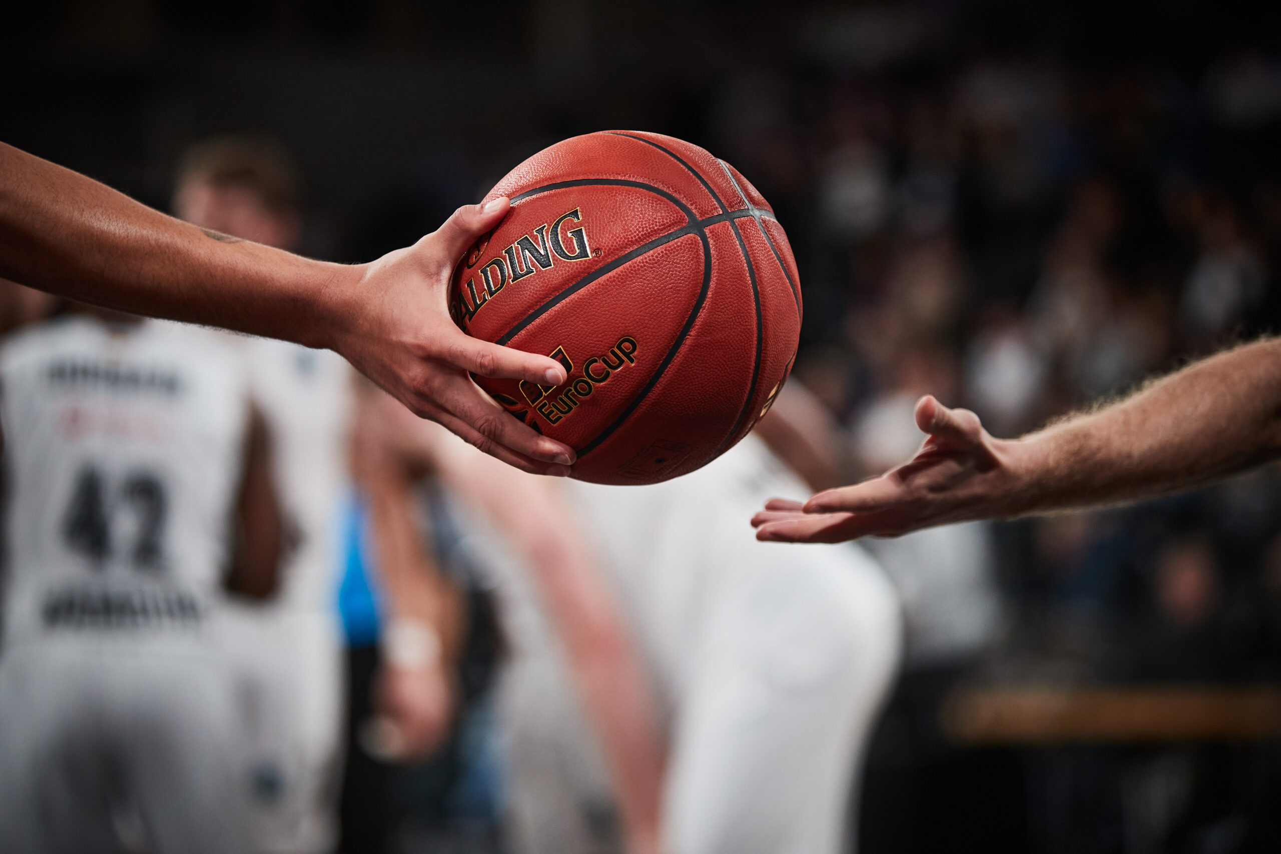 Basketball und Hände