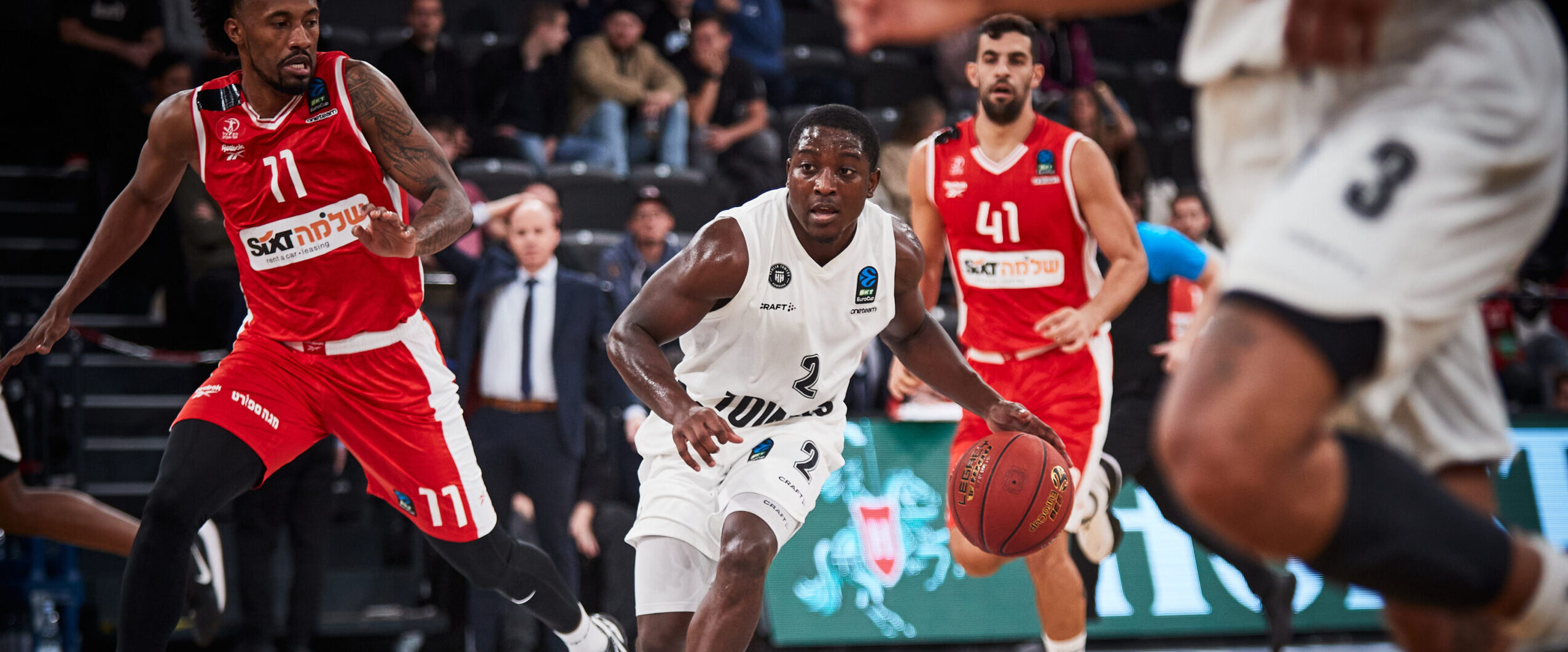 Terrell Gomez Dribbling gegen Tel Aviv