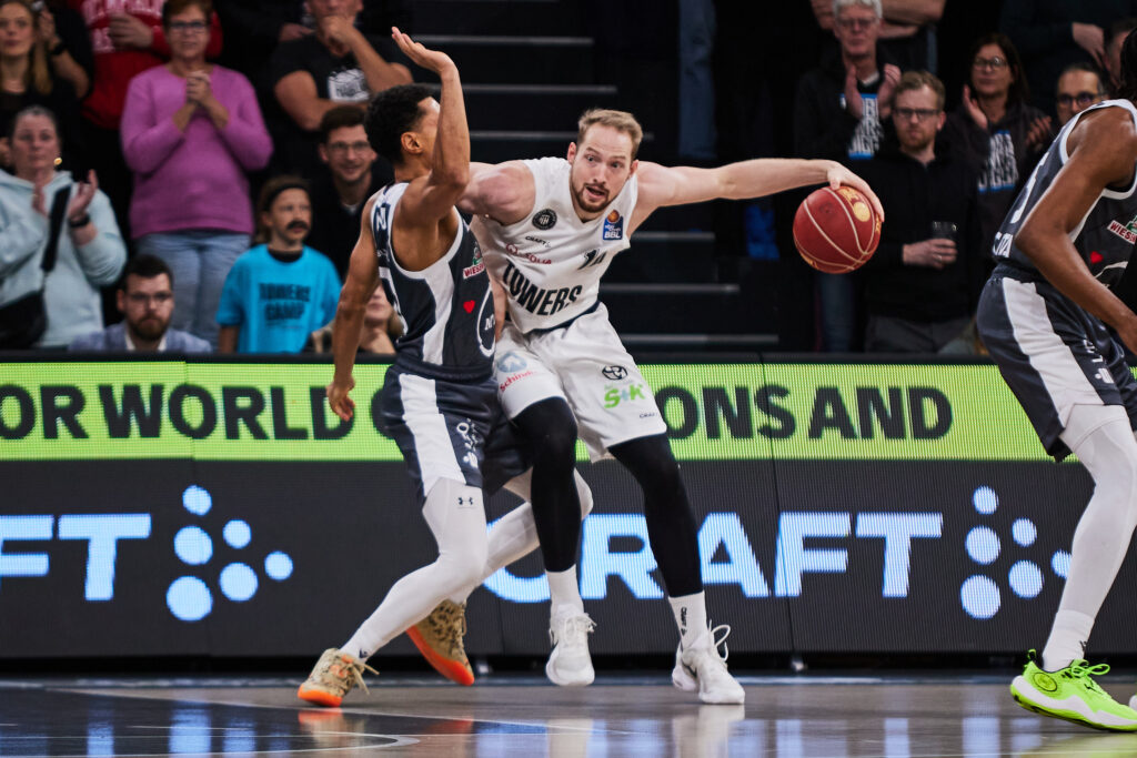 Aleksander Dziewa im Post gegen Vechta