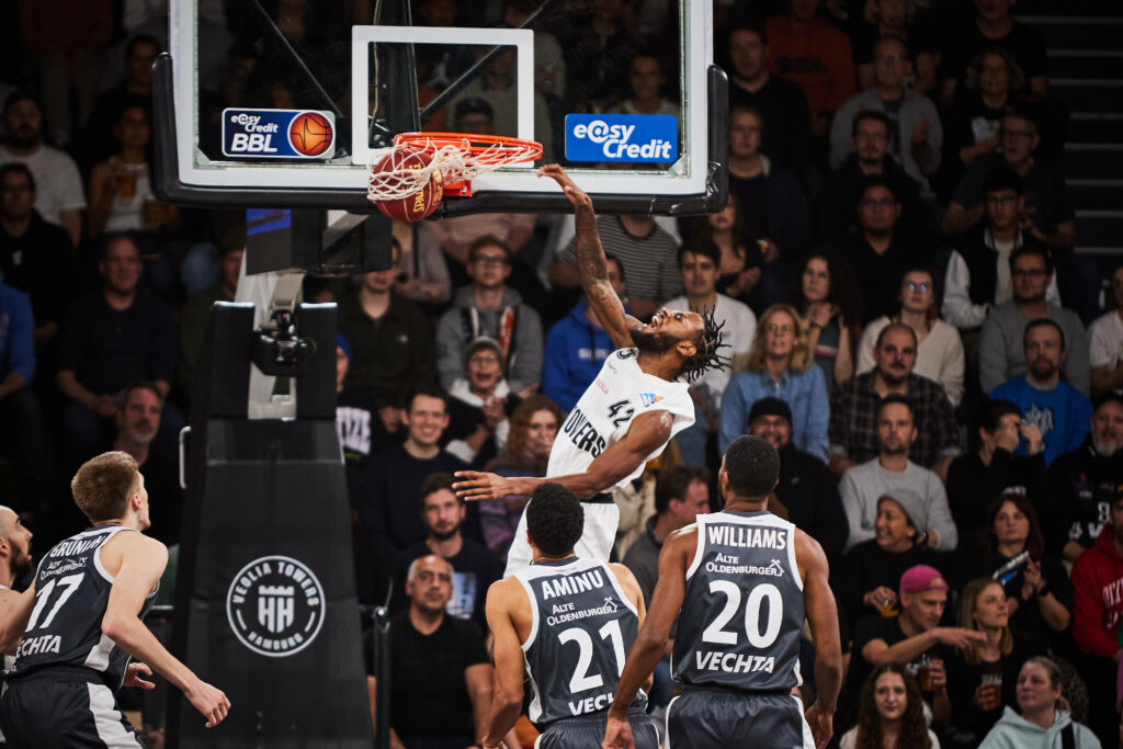 Aljami Durham Dunk gegen Vechta