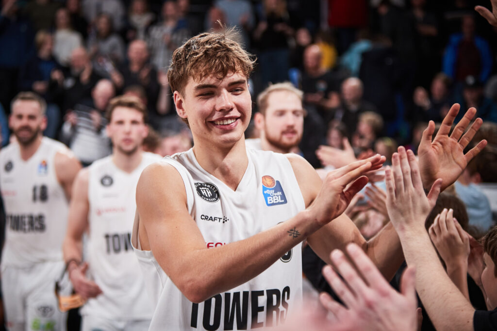 Leif Möller Abklatschen gegen Bamberg