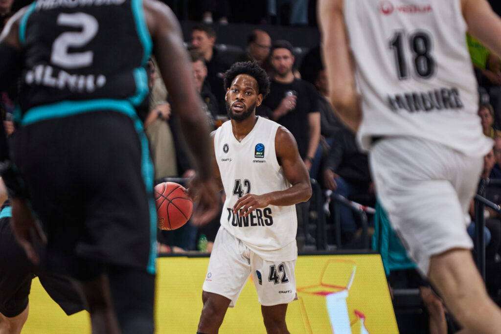 Aljami Durham am Ball gegen Vilnius