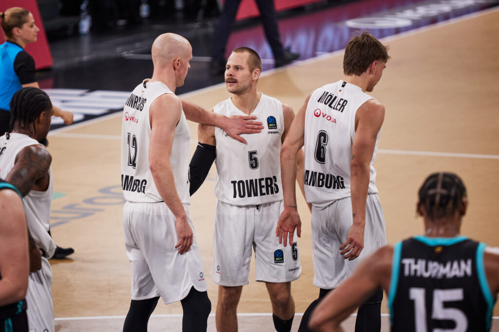 Huddle Seth Hinrichs und Nico Brauner gegen Vilnius