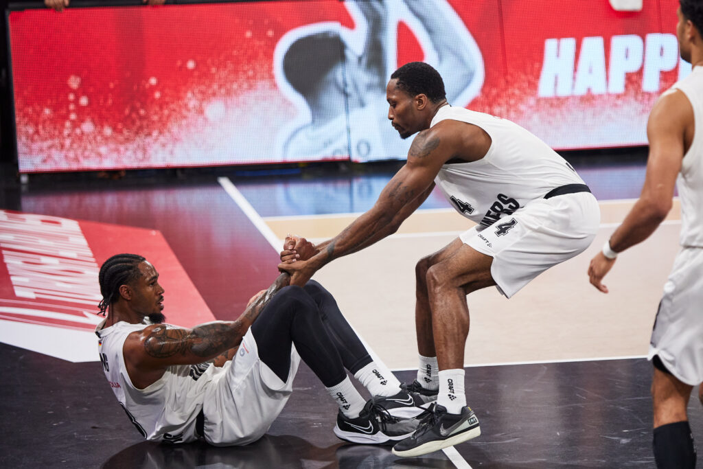 Teamaktion VJ King und Camron Reece gegen Vilnius