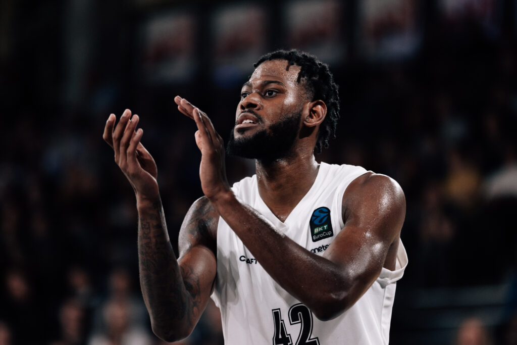 Aljami Durham klatschen
