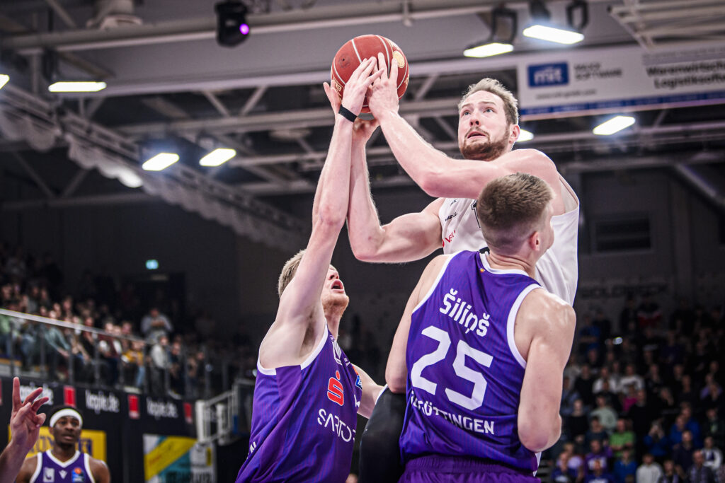 Aleksander Dziewa Zug zum Korb in Göttingen