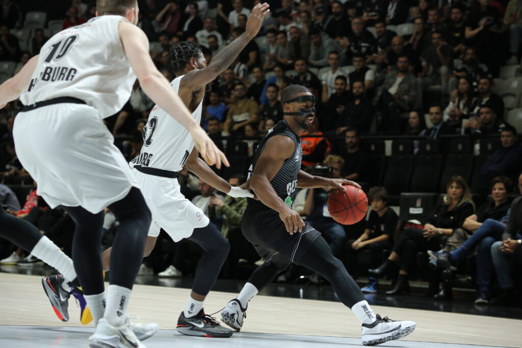 Defensive gegen Derek Needham in Istanbul