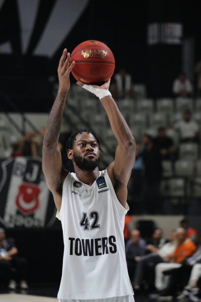Aljami Durham Freiwurf in Istanbul