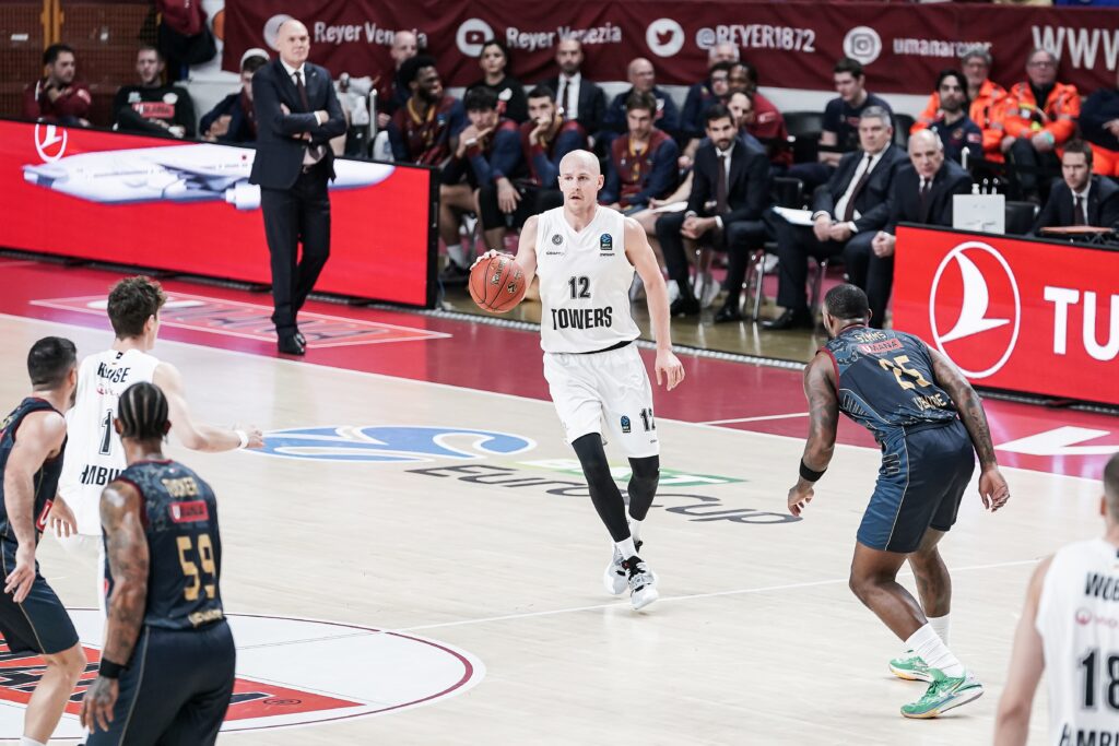 Seth Hinrichs Dribbling in Venedig