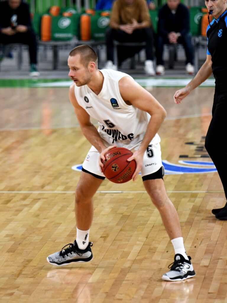 Nico Bruaner am Ball in Ljubljana
