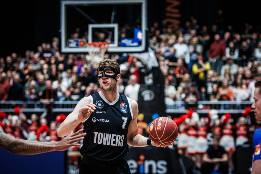 Lukas Meisner mit Ball in Chemnitz