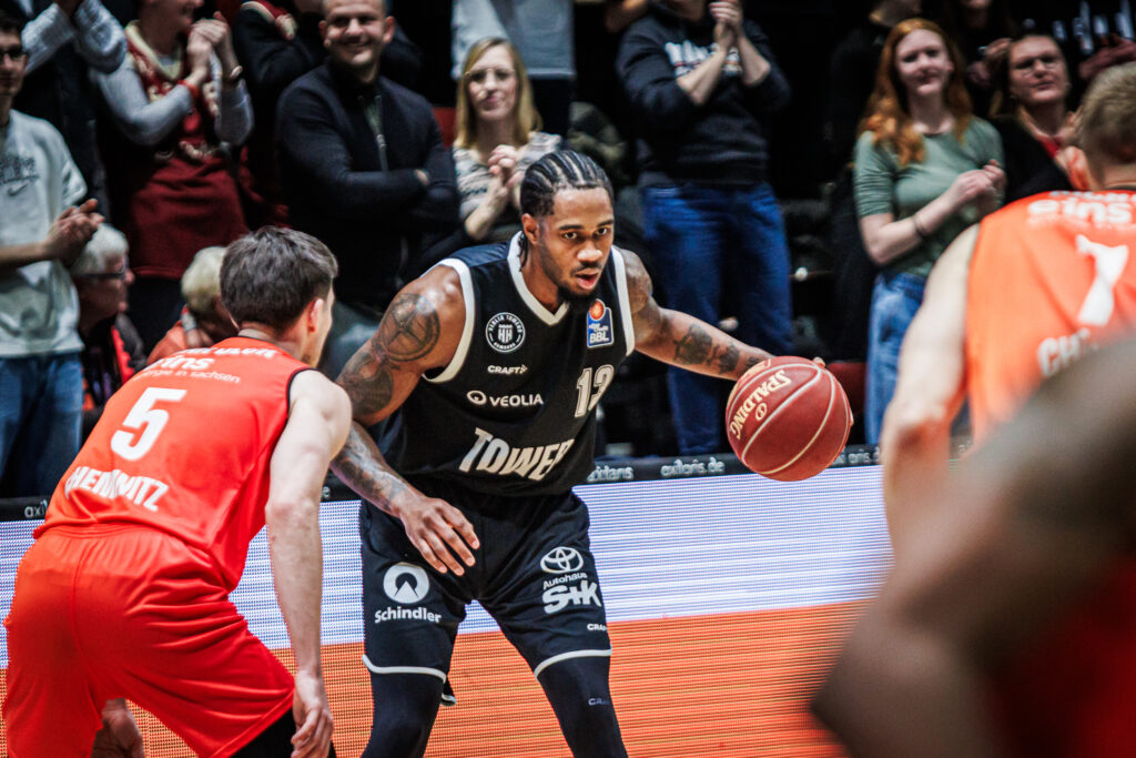 VJ King mit Ball in Chemnitz