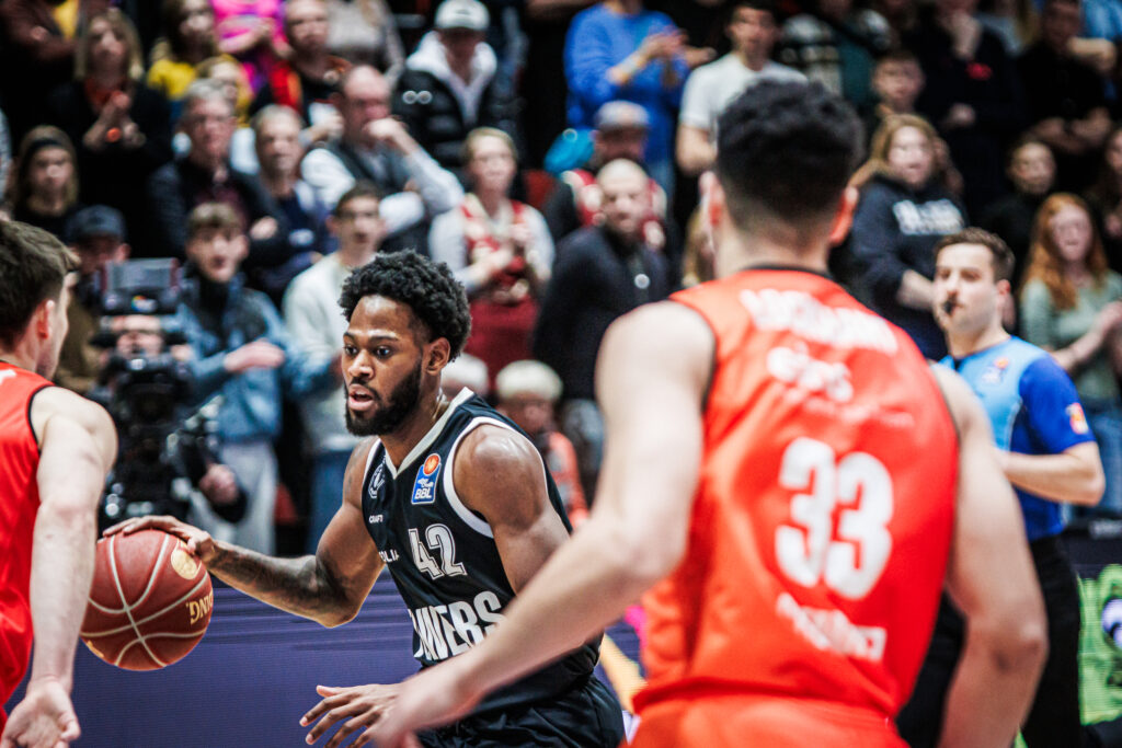 Dribbling Aljami Durham in Chemnitz