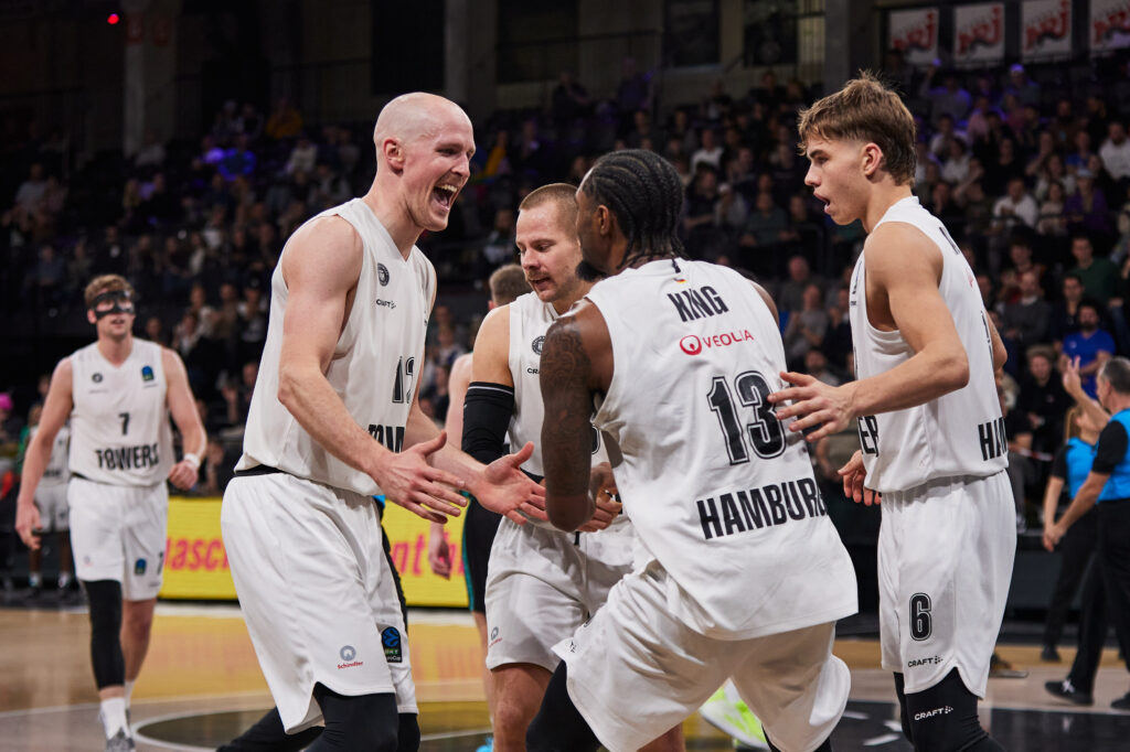 Seth Hinrichs feiert mit Teamkollegen