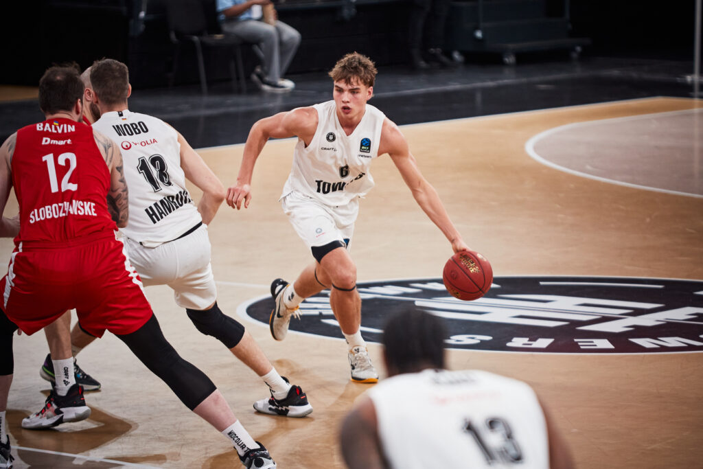 Leif Möller Dribbling gegen Prometey