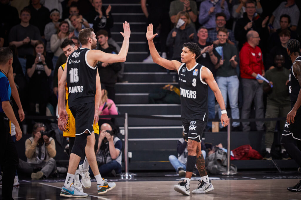 High Five Jonas Wohlfarth-Bottermann und Mark Hughes gegen Tübingen