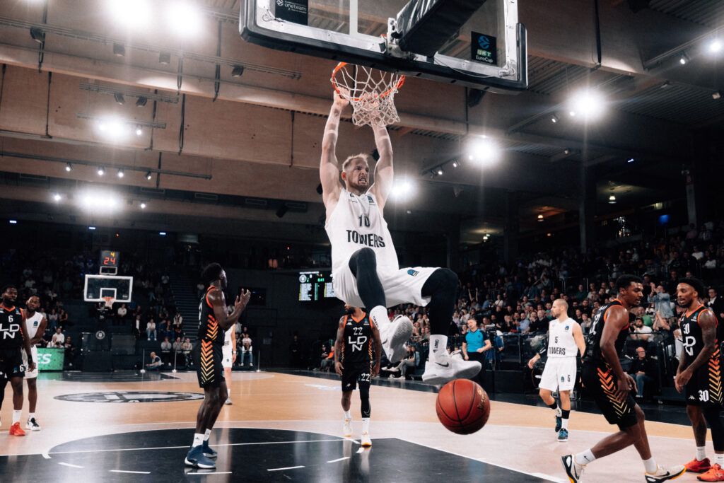 Dunk Aleksander Dziewa gegen London
