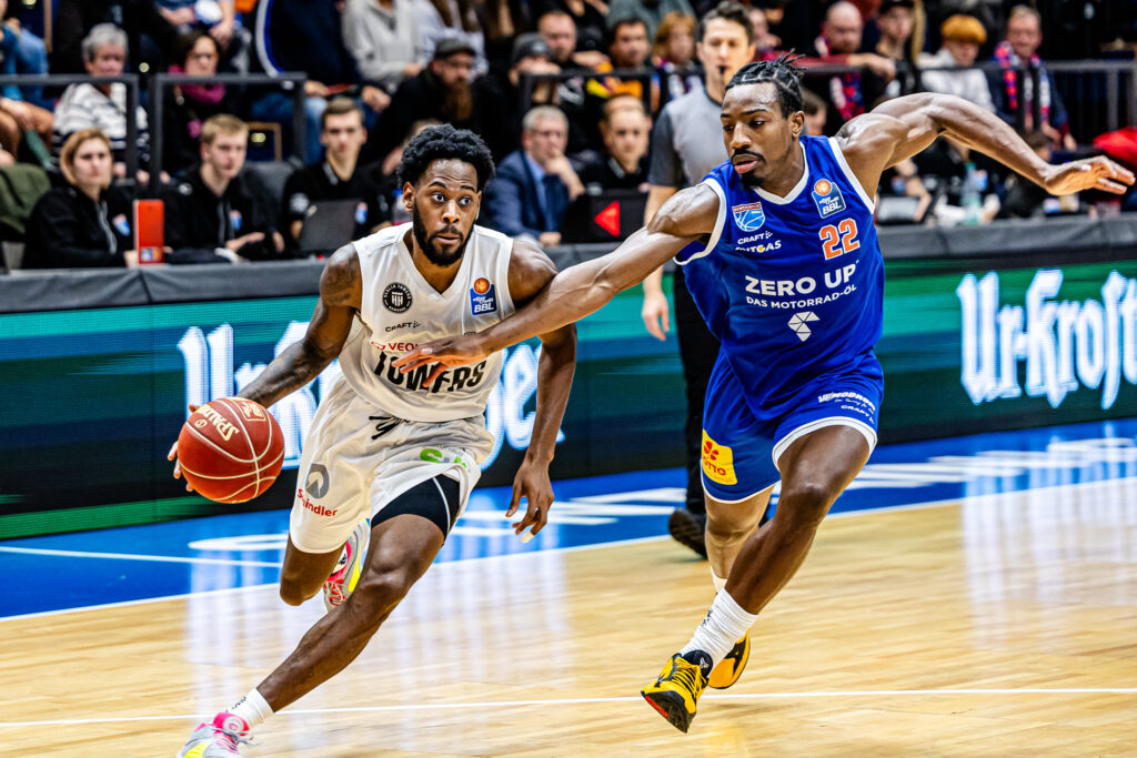 Zug zum Korb Aljami Durham in Weißenfels