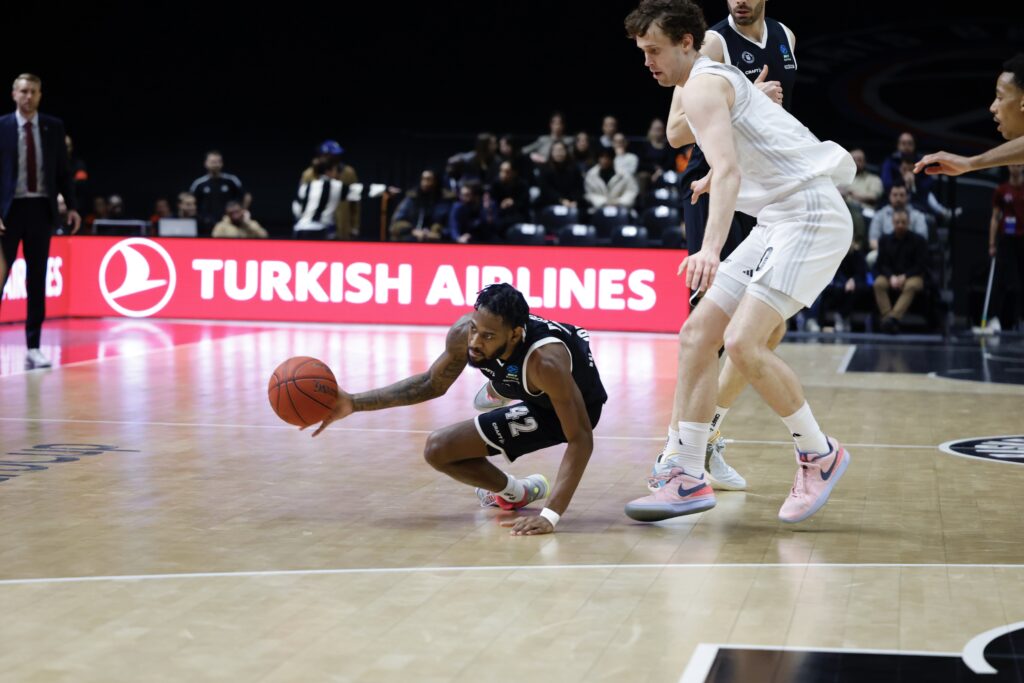 Dribbling Aljami Durham in Paris