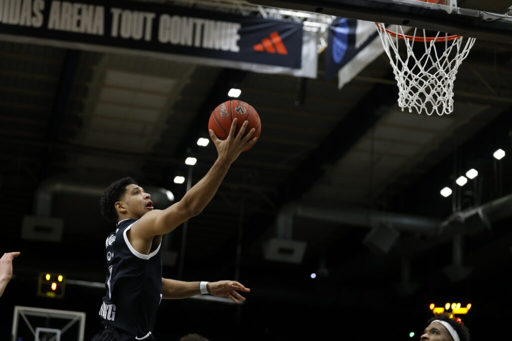 Layup Mark Hughes in Paris