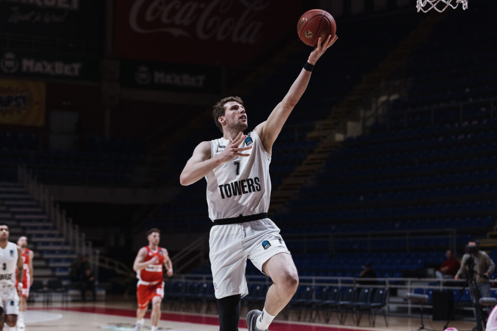 Korbleger Lukas Meisner gegen Tel Aviv in Belgrad
