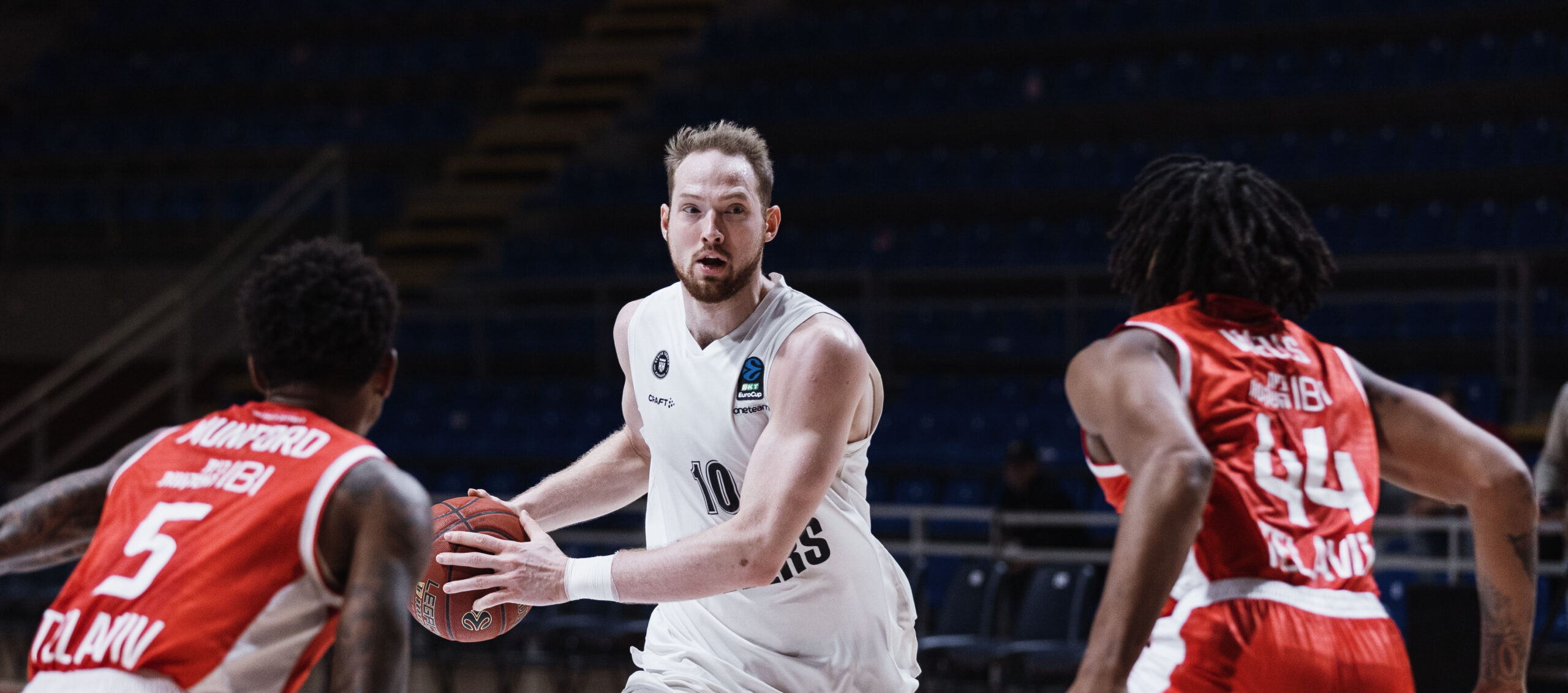 Aleksander Dziewa am Ball gegen Tel Aviv in Belgrad