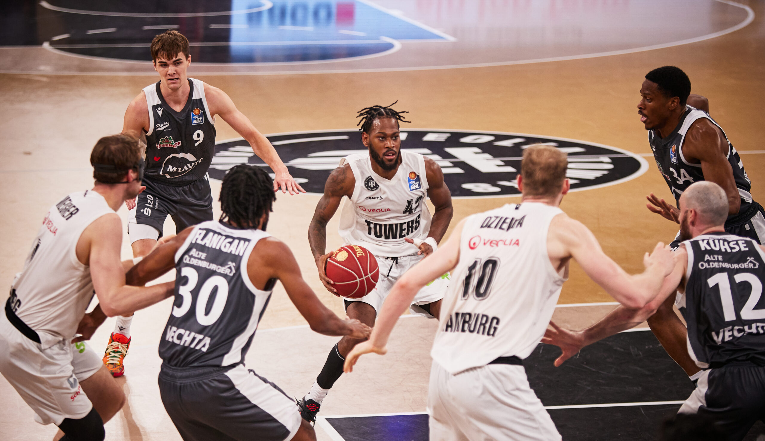 Aljami Durham am Ball gegen Vechta
