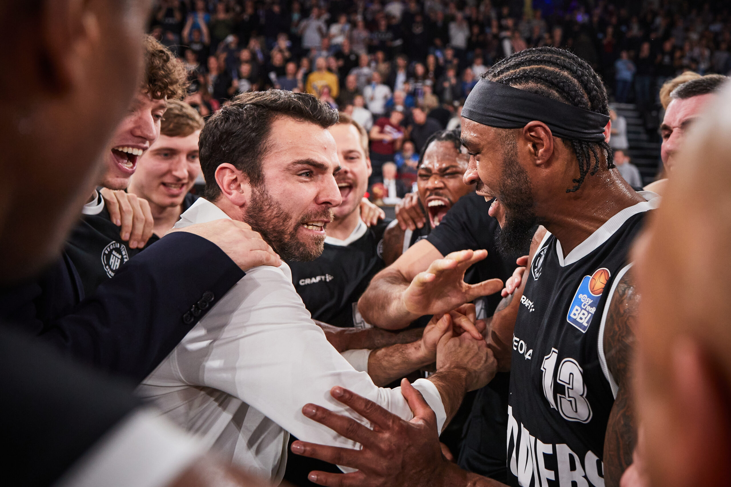 Basketball steht eng zusammen und jubbelt