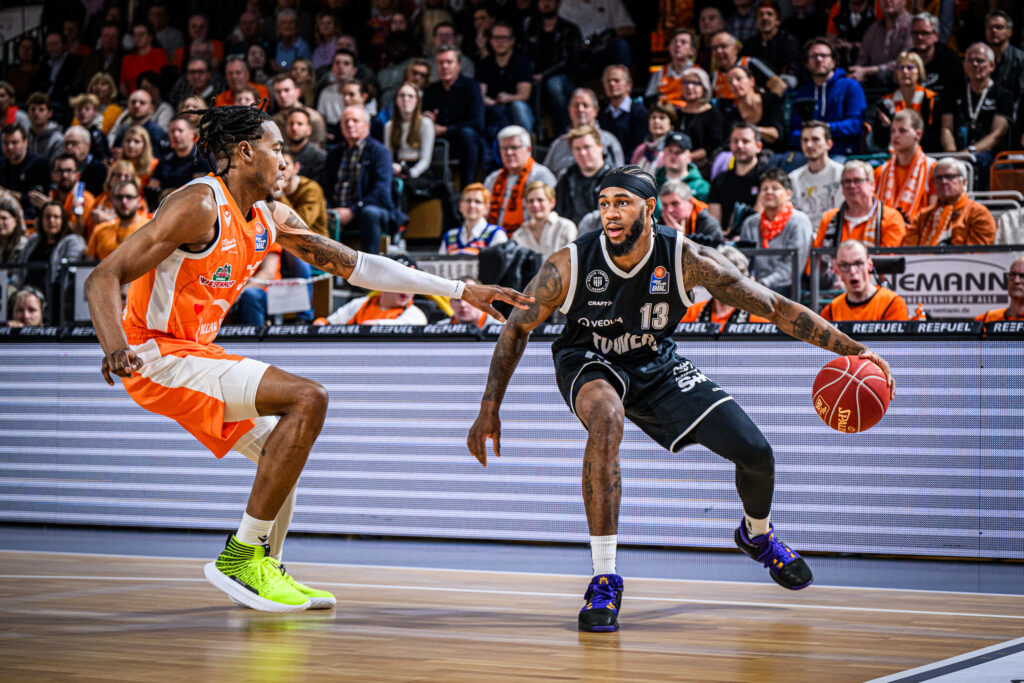 Dribbling VJ King in Vechta