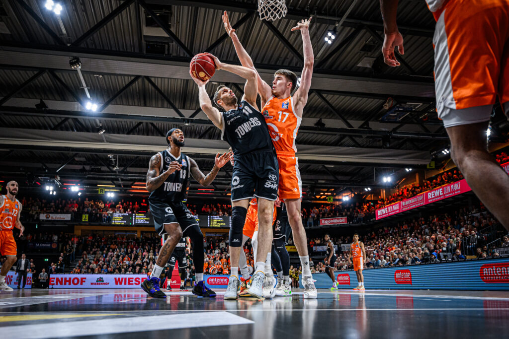 Jonas Wohlfarth-Bottermann am Korb in Vechta