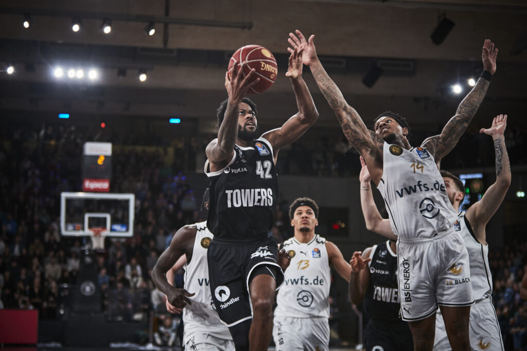 Zug zum Korb Aljami Durham gegen Braunschweig