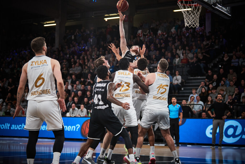 Aleksander Dziewa am Korb gegen Braunschweig