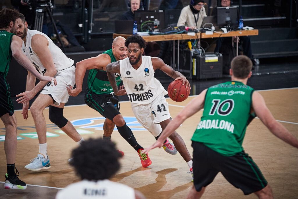 Aljami Durham im Angriff gegen Badalona