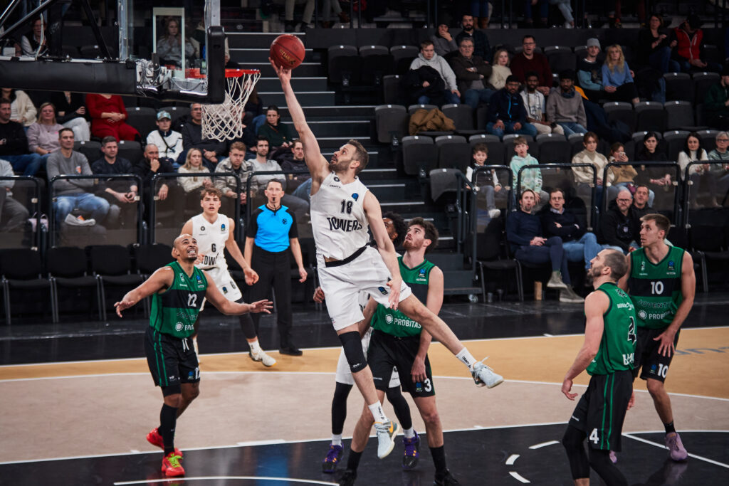 Korbleger Jonas Wohlfarth-Bottermann gegen Badalona