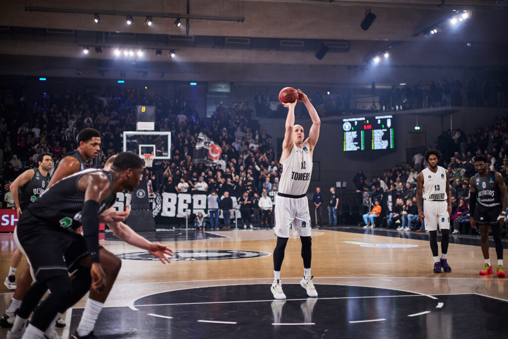 Freiwurf Seth Hinrichs gegen Besiktas