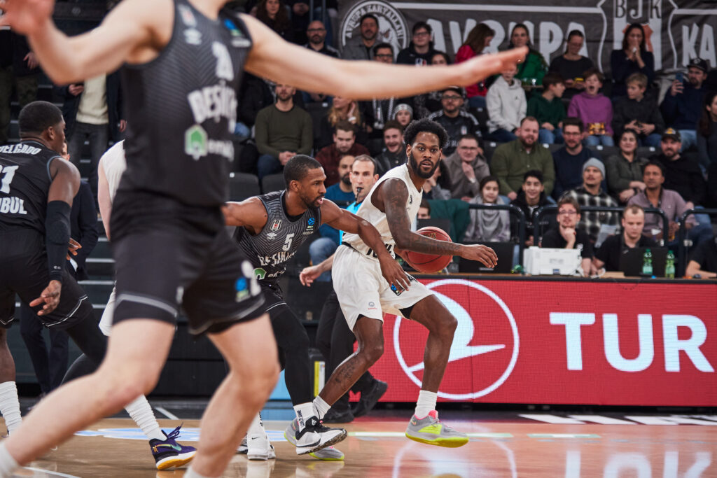 Aljami Durham am Ball gegen Besiktas
