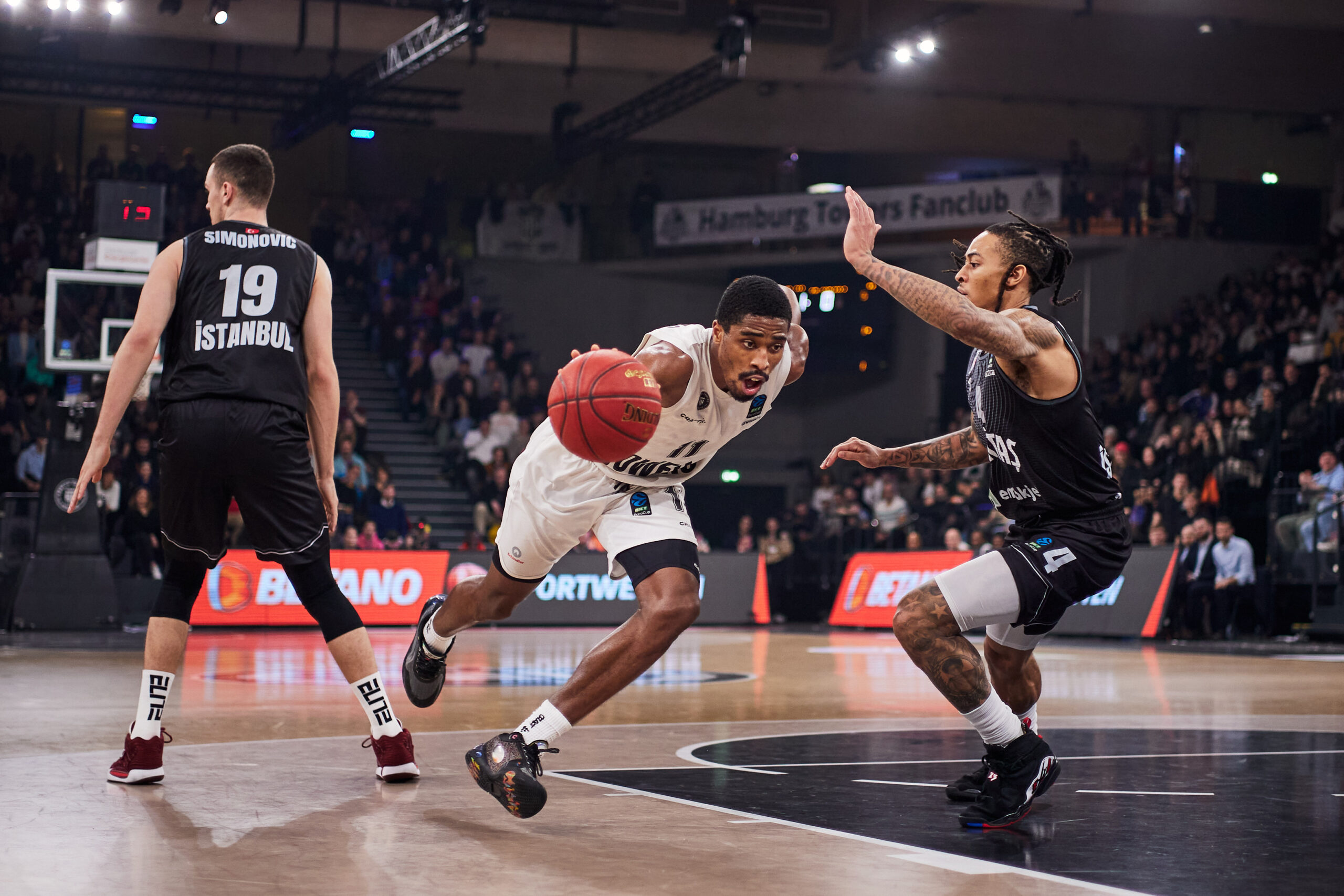 Dribbling Will Christmas gegen Besiktas