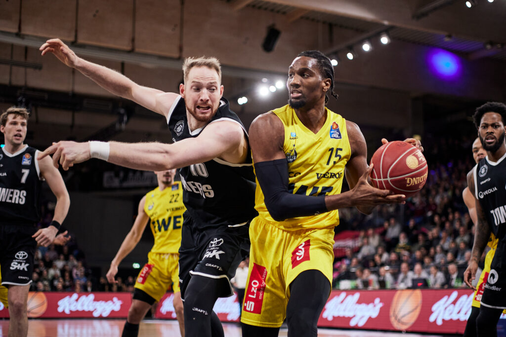 Kampf um den Ball gegen Oldenburg