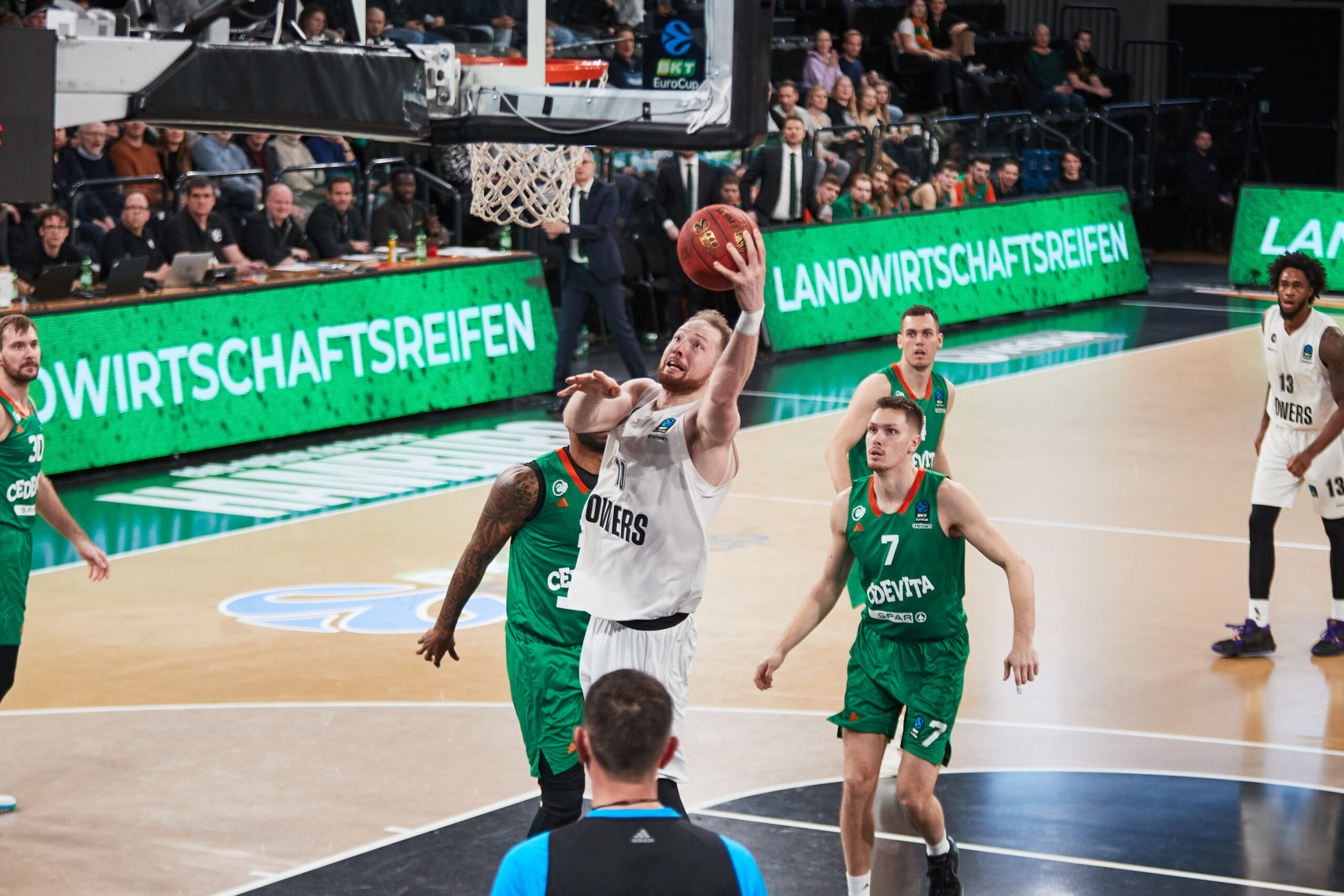 Aleksander Dziewa Korbleger gegen Ljubljana