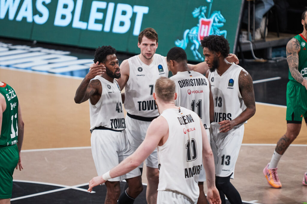 Team Huddle Towers gegen Ljubljana